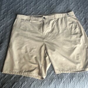 Size 40 men’s golf shorts. Veece brand. Super comfortable and in good shape.